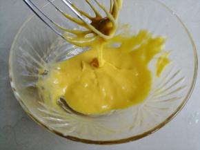 提起打蛋器，蛋黄糊能顺着蛋抽流趟下来