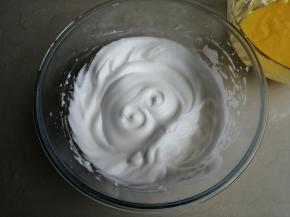 用电动打蛋器把蛋清打发至干性发泡