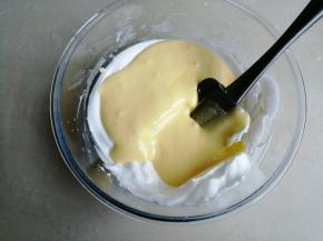 把拌好的蛋糕糊倒入剩余的蛋白霜里，用同样的手法拌好