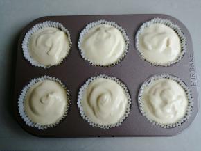 把蛋糕糊倒入已经放入纸托的模具里