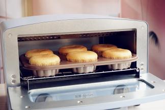 放入已经预热到160度的12升小烤箱里，烘烤30分钟，再转180度，烘烤10分钟左右（实际烘烤温度要根据自家烤箱脾气而定）