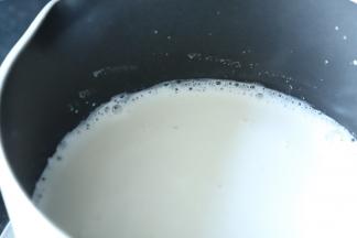 牛奶、糖和炼乳倒入奶锅，中小火煮至牛奶边缘冒小泡泡，关火。