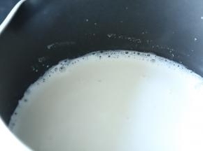 牛奶、糖和炼乳倒入奶锅，中小火煮至牛奶边缘冒小泡泡，关火。