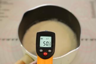 牛奶液放置温度在50度左右。