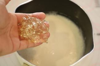 加入冰水泡软的吉利丁片，拌匀。