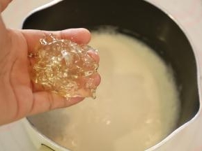 加入冰水泡软的吉利丁片，拌匀。