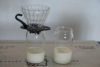 将做好的牛奶布丁液分别倒入2个玻璃杯内，冰箱冷藏备用。