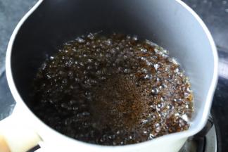 红茶粉和水一起放入奶锅内煮开后，转小火再煮2分钟。