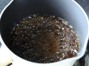 红茶粉和水一起放入奶锅内煮开后，转小火再煮2分钟。