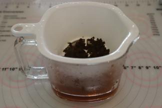 红茶粉和水一起放入奶锅内煮开后，转小火再煮2分钟。
过滤掉红茶渣，尽量将红茶液压出。