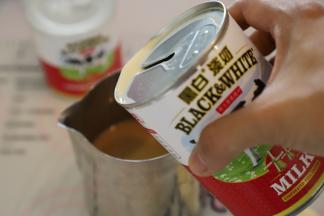 倒入红茶液内。