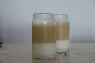 倒入奶茶，一杯香醇浓郁的奶茶布丁就做好了。