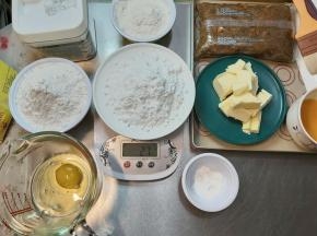 准备好全部食材，黄油室温软化。