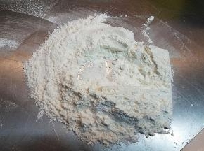 低筋面粉跟高筋面粉过筛后直接在揉面垫上简单拌匀，加入苏打粉、泡打粉跟臭粉，拌匀。（没有臭粉可忽略）