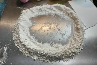 混合拌匀后，在面粉中间开个大天窗。