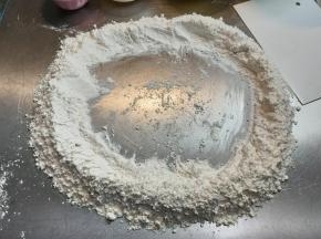 混合拌匀后，在面粉中间开个大天窗。