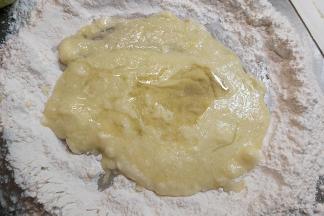 再依次加入蛋液、转化糖浆，再次抓匀。