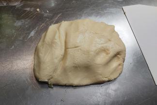 将混合好的面粉跟油糖混合在一起，反复折压成面团。