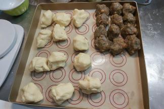 把面团分成小剂子，皮40g、馅料30g。（馅料最好提前分好备用）