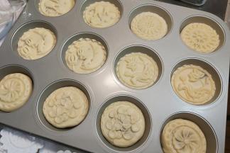 放入玛芬模具中，用月饼模具的花片压扁印出花纹。（花纹建议不要太密集复杂的比较好）