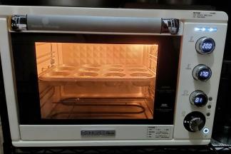 烤箱上火200℃下火170℃预热最少十分钟，把模具放入烤制13-15分钟。