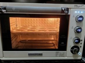 烤箱上火200℃下火170℃预热最少十分钟，把模具放入烤制13-15分钟。