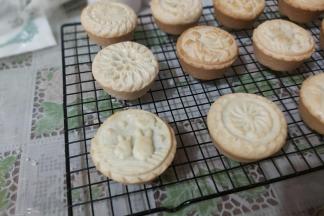 出炉后转移到晾晒网上晾凉，等待回油后即可食用。