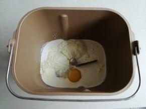 把牛奶、淡奶油、炼乳、蛋液都倒入面包桶里，对角放入糖和盐，倒入奶粉