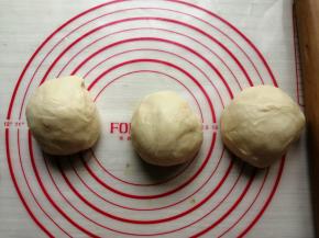 把面团从面包桶取出来，直接分成3等份，一份大概是184克，稍微揉圆