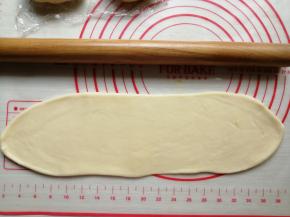 把面团擀成40CM左右的长度