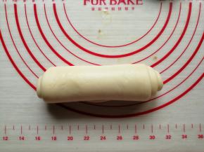 卷起，未操作的面团可以先盖上保鲜膜