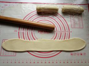 然后再把面团擀成50CM左右的长度