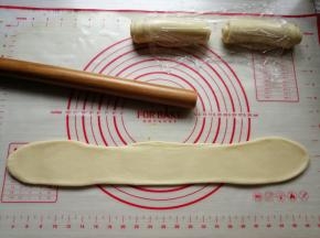 然后再把面团擀成50CM左右的长度