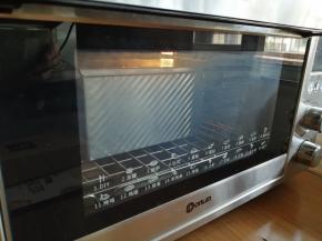 把吐司盒的盖子盖上，烤架放在烤箱的最下面一层，把吐司盒放在烤架上，烘烤42分钟左右