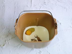 首先将液体倒入面包桶中，顺序是: 纯牛奶，淡奶油，草鸡蛋，盐，白砂糖。