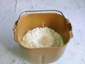 最后再面粉的顶部挖个小洞，倒入酵母粉，再用旁边的面粉将酵母粉盖起来，启动面包机揉面20分钟。