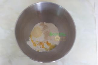 除黄油之后的所有食材放入厨师机里，开始用手动拌均，然后用中等速度搅拌至面团光滑带劲，但是能拉断。这个时候加入软化的黄油，继续搅拌至扩展阶段。