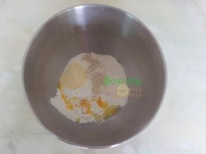 除黄油之后的所有食材放入厨师机里，开始用手动拌均，然后用中等速度搅拌至面团光滑带劲，但是能拉断。这个时候加入软化的黄油，继续搅拌至扩展阶段。
