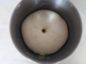 揉搓光滑面团放入厨师机的大桶里，盖上一块湿布。大约一个小时左右，发酵变大至2倍。手指占淀粉，放在面团里，不会马上塌陷，第一阶段发酵完成。