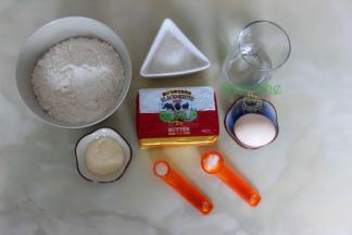 以下配料4个）面包食材：高筋面粉150克、黑白淡味发酵黄油12克、耐高糖干性酵母1小勺、白砂糖25克、盐2克、奶粉5克、纯净水75克、鸡蛋15克。表面装饰：黄油20克、蛋液、糖粉。