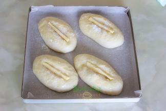 面包的表面涂抹一层蛋液，接着用过滤网，把糖粉筛在面部上面。这样不仅好看，也好吃。