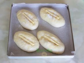 面包的表面涂抹一层蛋液，接着用过滤网，把糖粉筛在面部上面。这样不仅好看，也好吃。