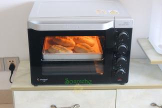 烤箱预热，190度，15分钟，放入中层，烤熟之后取出，放凉即可吃，酥香可口，又香又软，太好吃了。