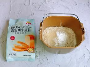 之后再加入金龙鱼高筋小麦粉。