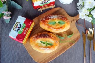 黄油面包烤好之后外皮焦脆，里面软软可口。