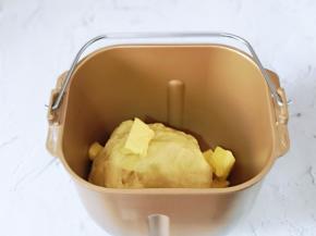 待面包机揉面一个程序结束后，这时面团处于扩展阶段，加入室温软化的黄油，继续揉面20分钟，大列巴的面团对出膜要求并不高，面团偏干，基本揉40分钟就可以了。