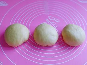 发酵好的面团是原来的2倍大左右，可以用手指摁一下面团，不回缩即为发酵完成，将发酵好的面团揉圆排气，分成3等份，盖上保鲜膜静置15分钟。