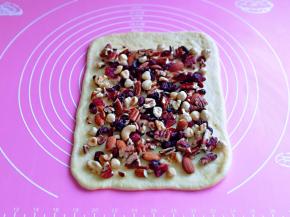 再铺上混合果干，果干的量可以根据个人喜欢增减，也可以任意搭配。