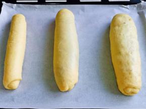 依次做完，放入垫有油纸的烤盘中，并间隔距离。