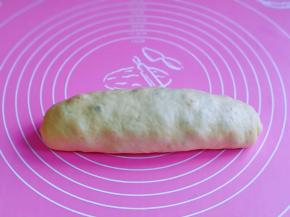 从一端卷到另一端，记得卷的时候紧一点，收口捏紧朝下。